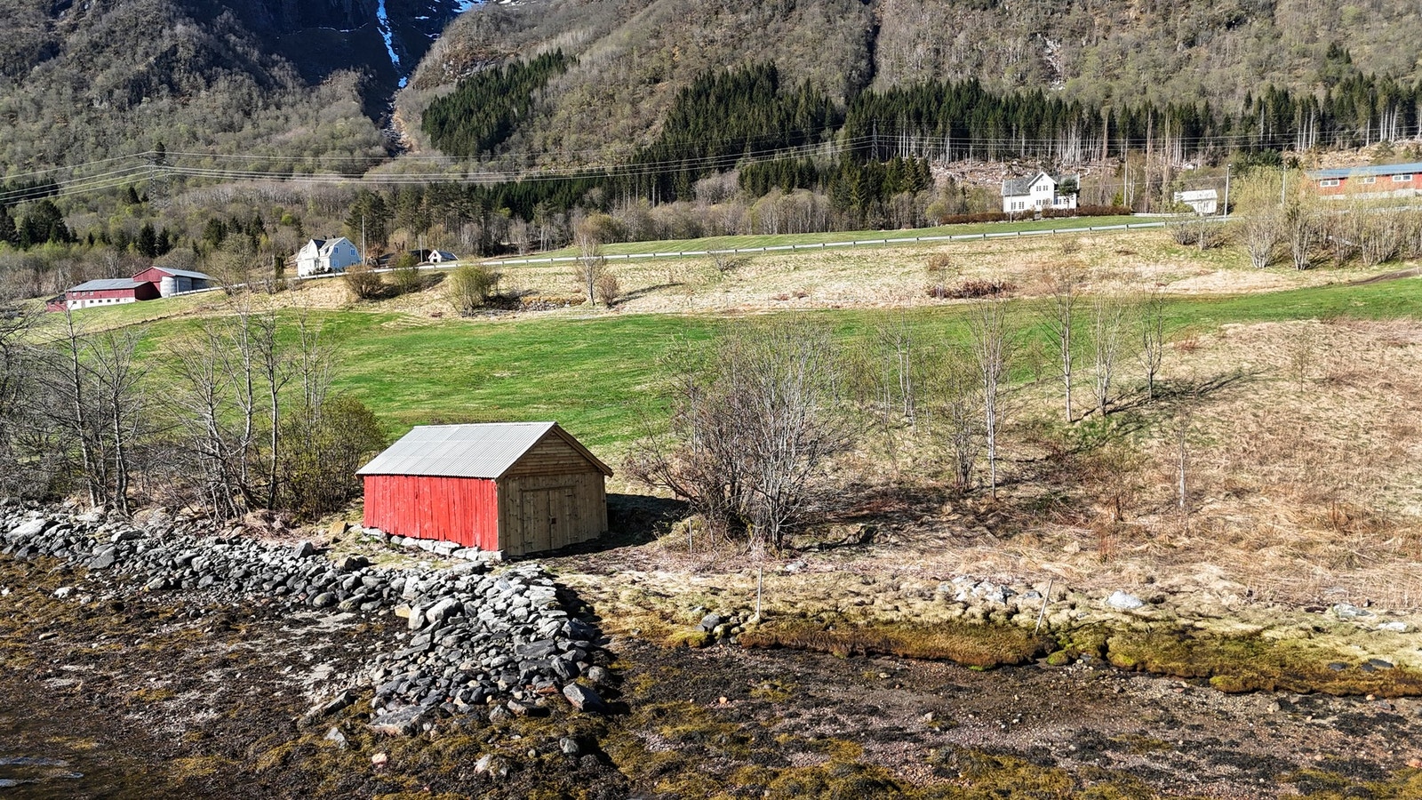 Like nedenfor tunet ligger naustet som ble oppført i 1850. Taktekking ble skiftet i oktober 2025. Galleribilde