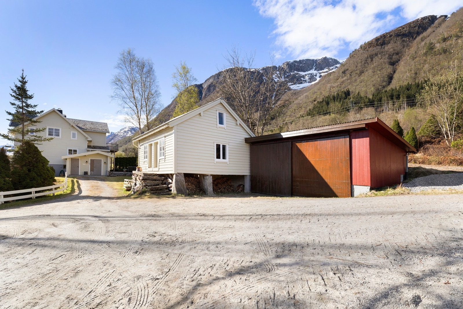 Stabburet har tilbygget garasje fra 1990. Galleribilde