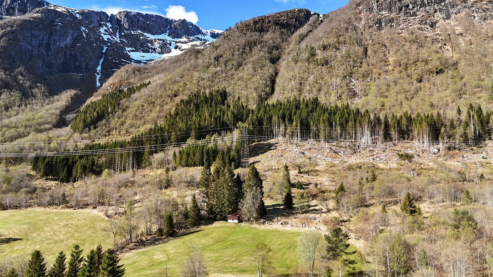 Sommerfjøs ble oppført i 1942 og blir idag benyttet til oppbevaring. Flere bord ble skiftet i 2025 og samtidig ble bygget malt. Galleribilde