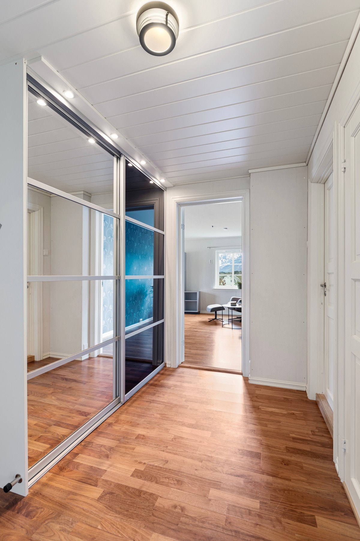Gang med skyvedørsgarderobe. Galleribilde