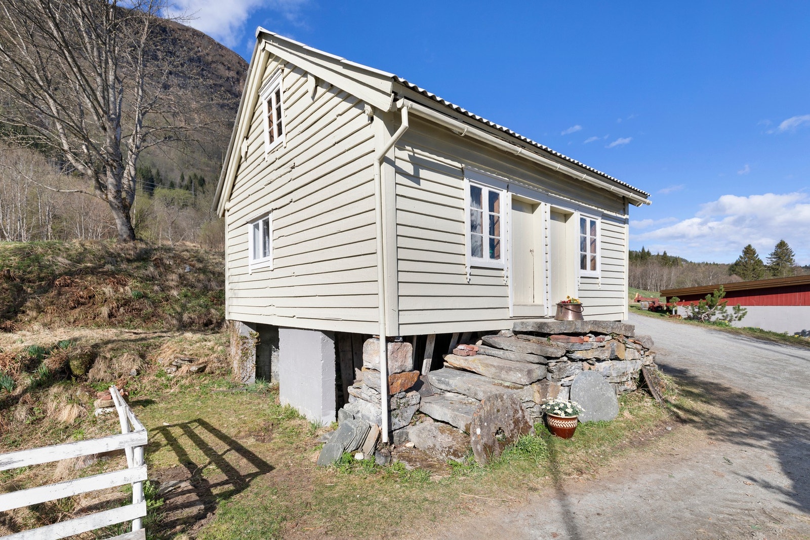 Stabburet ble oppført i 1888 og går over to plan. Galleribilde