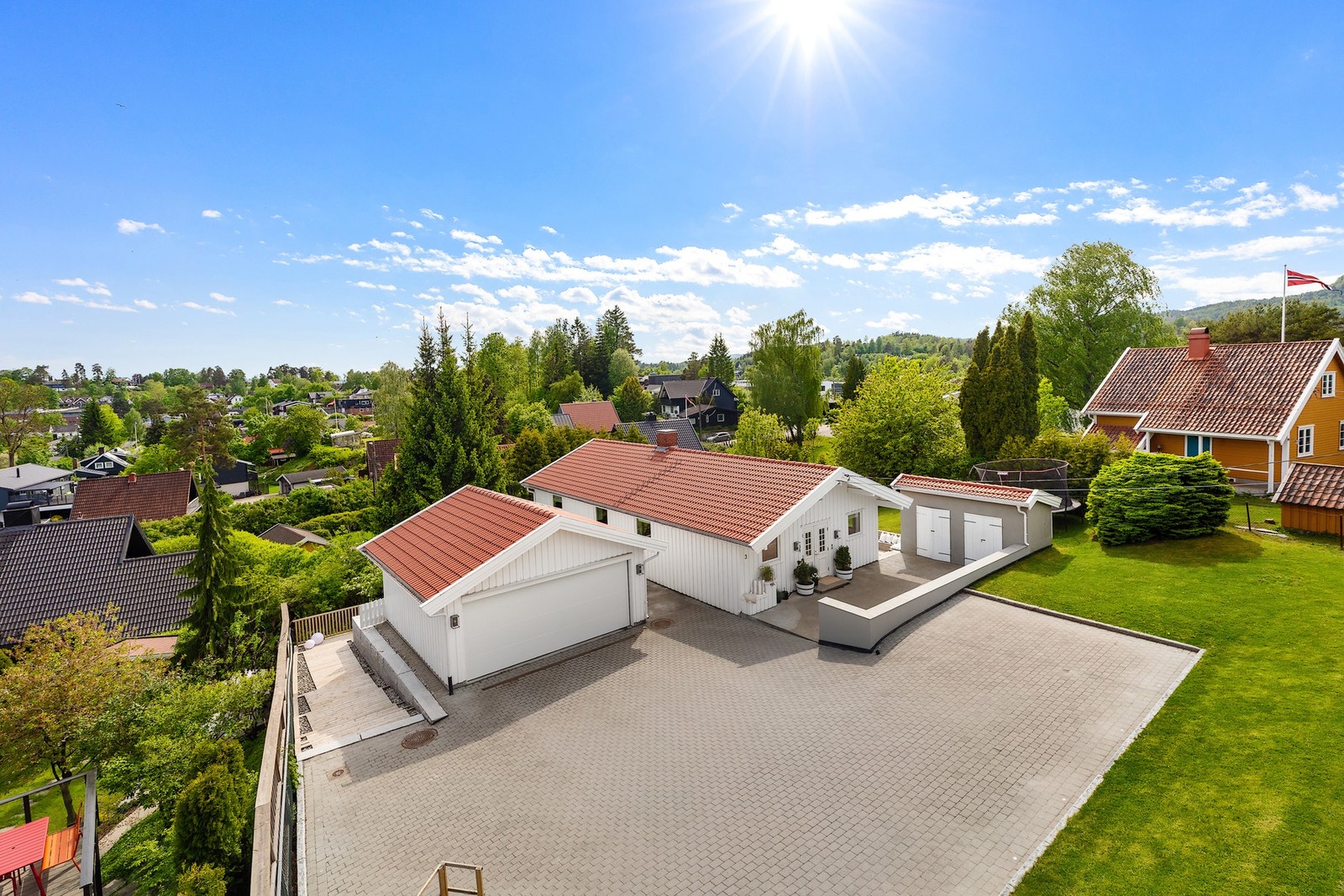 Stor brostenslagt gårdsplass. Galleribilde