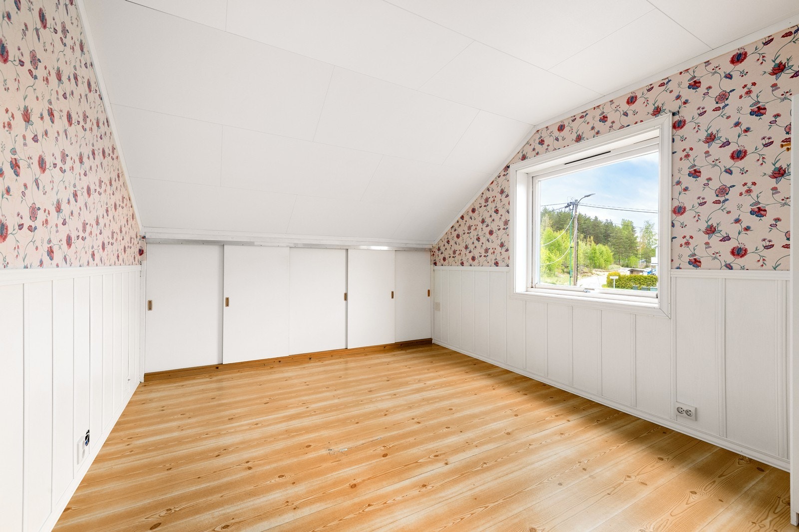 Hovedsoverommet har en praktisk garderobeløsning og direkte adkomst til badet. Galleribilde