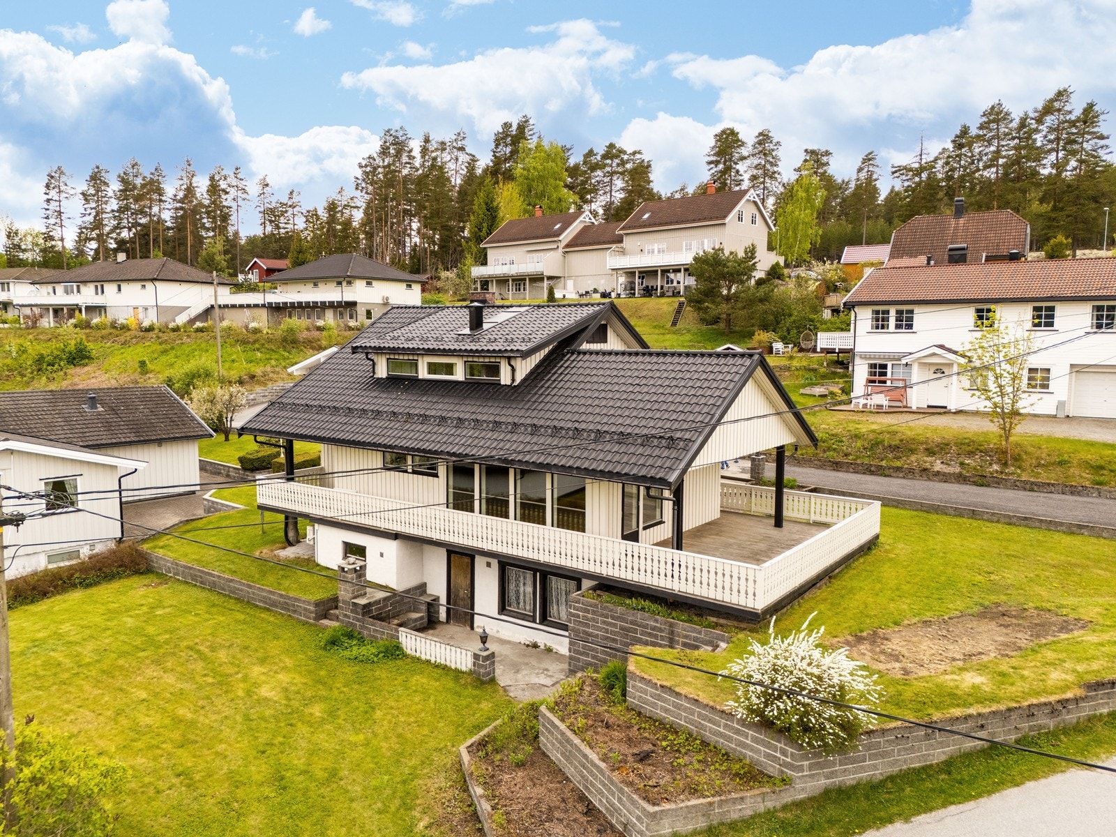 Eiendommen ligger i et etablert og rolig boligområde, hovedsakelig bestående av eneboliger. Galleribilde