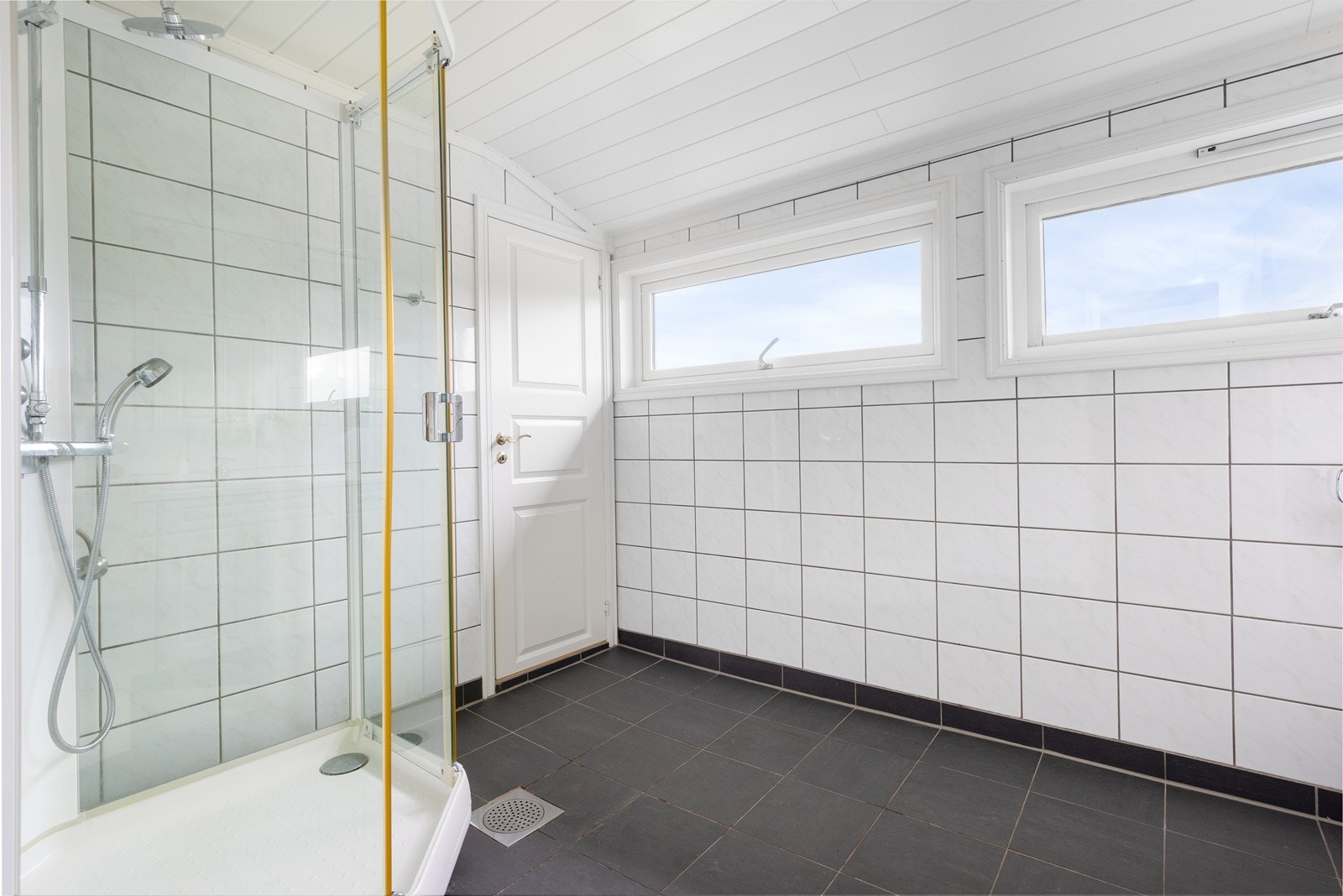 Badet er utstyrt med dusjkabinett, toalett og servantinnredning. Galleribilde