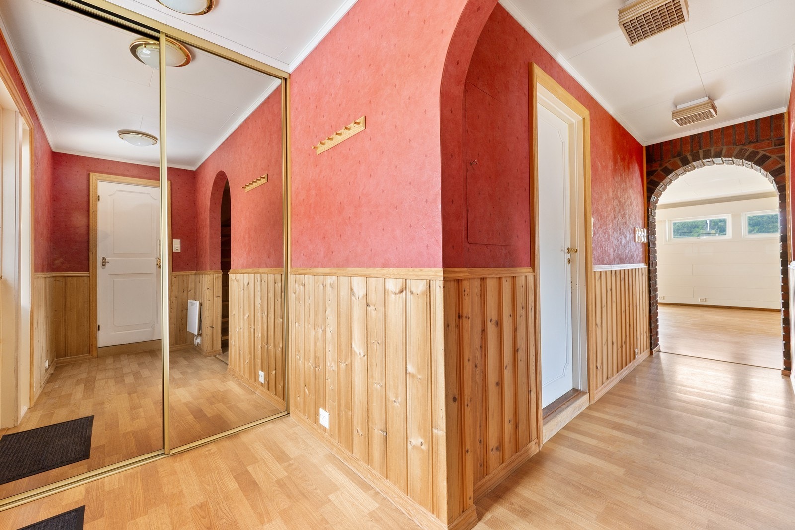 Gangen har god plass til oppbevaring og binder sammen rommene i første etasje. Galleribilde