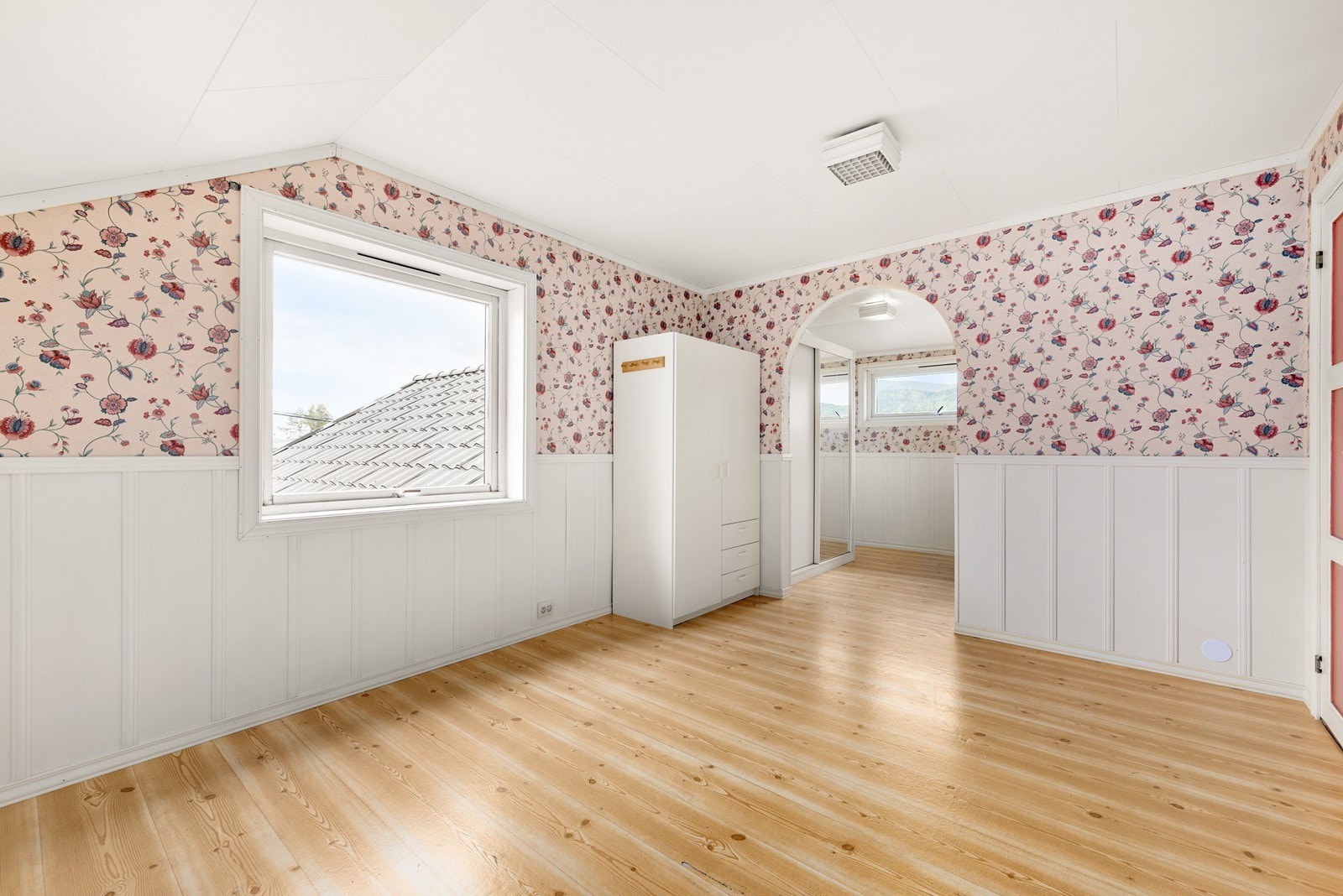 Gjennomgang fra hovedsoverommet til badet, en løsning som ble etablert ved en omdisponering av arealet. Galleribilde