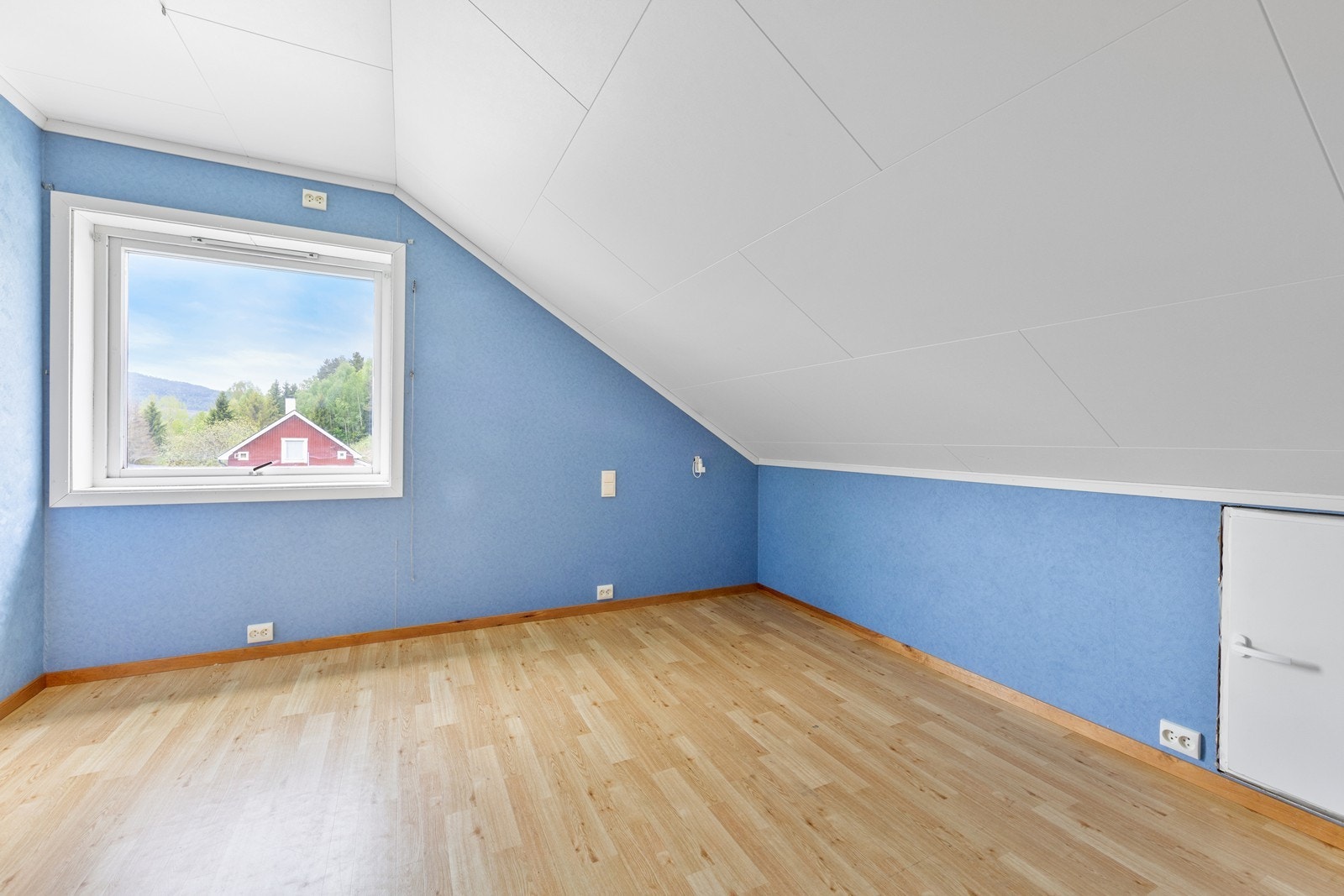 Et av tre soverom i andre etasje, med plass til seng og oppbevaringsmøbler. Galleribilde