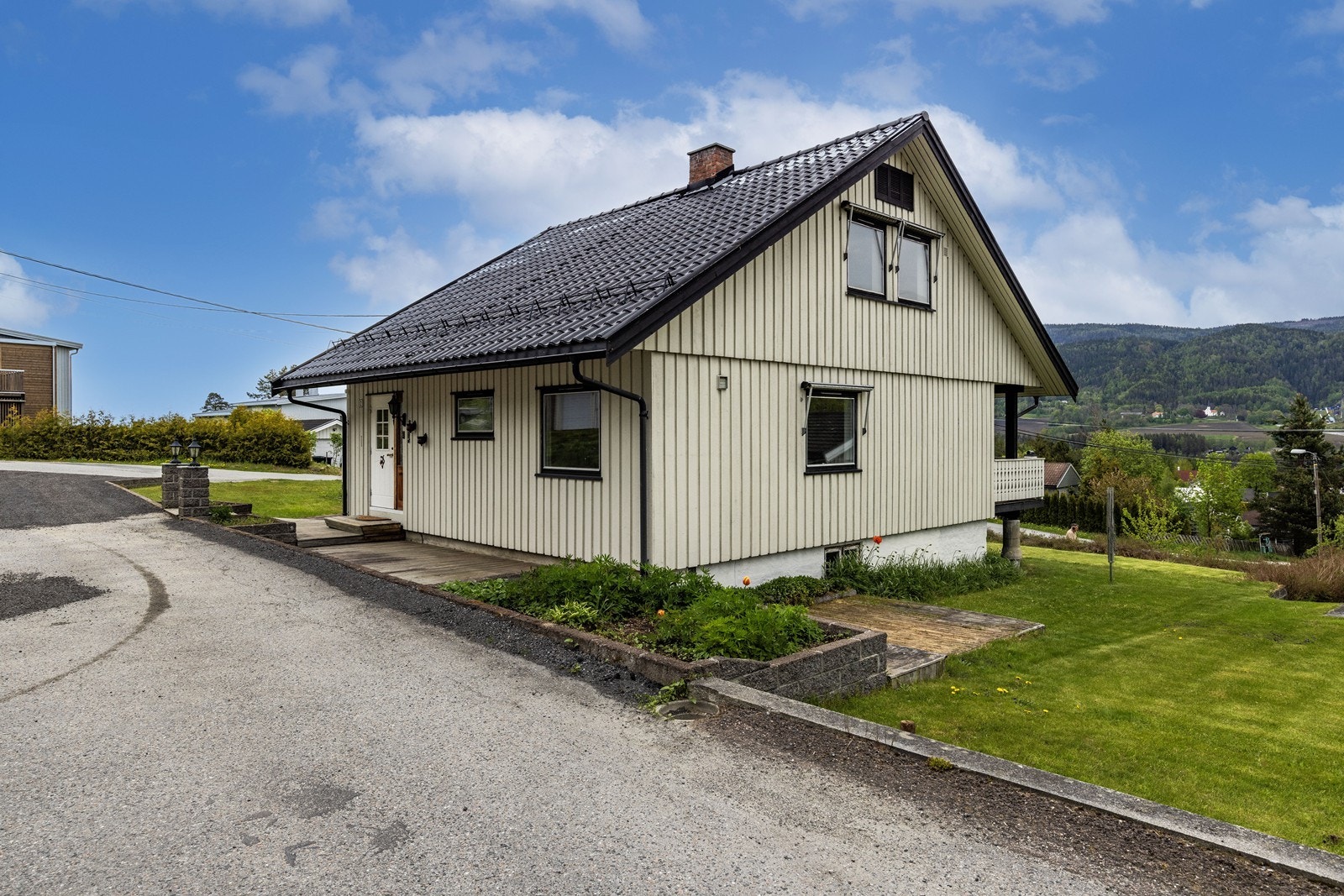 Eiendommen ligger i et noe skrånende terreng med opparbeidet hage. Galleribilde