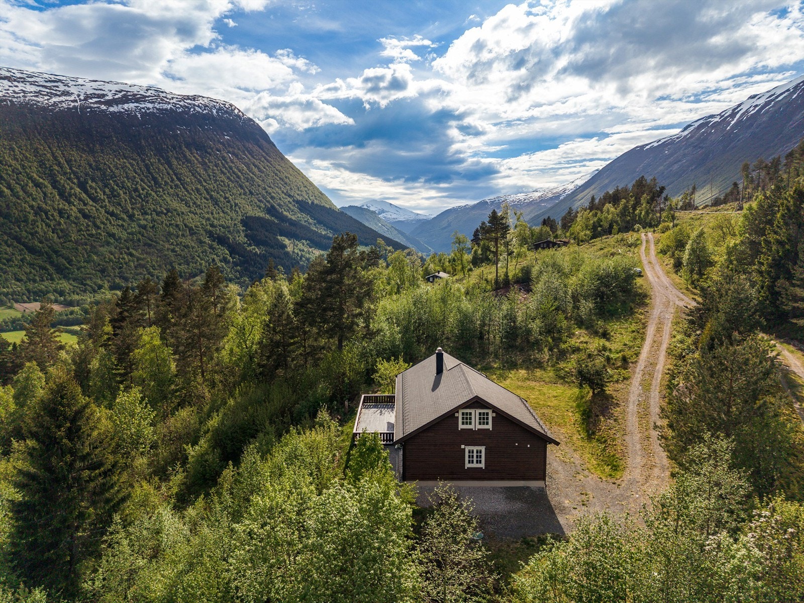 Dette er en hytte som ligger svært pent i terrenget i idylliske omgivelser. Galleribilde