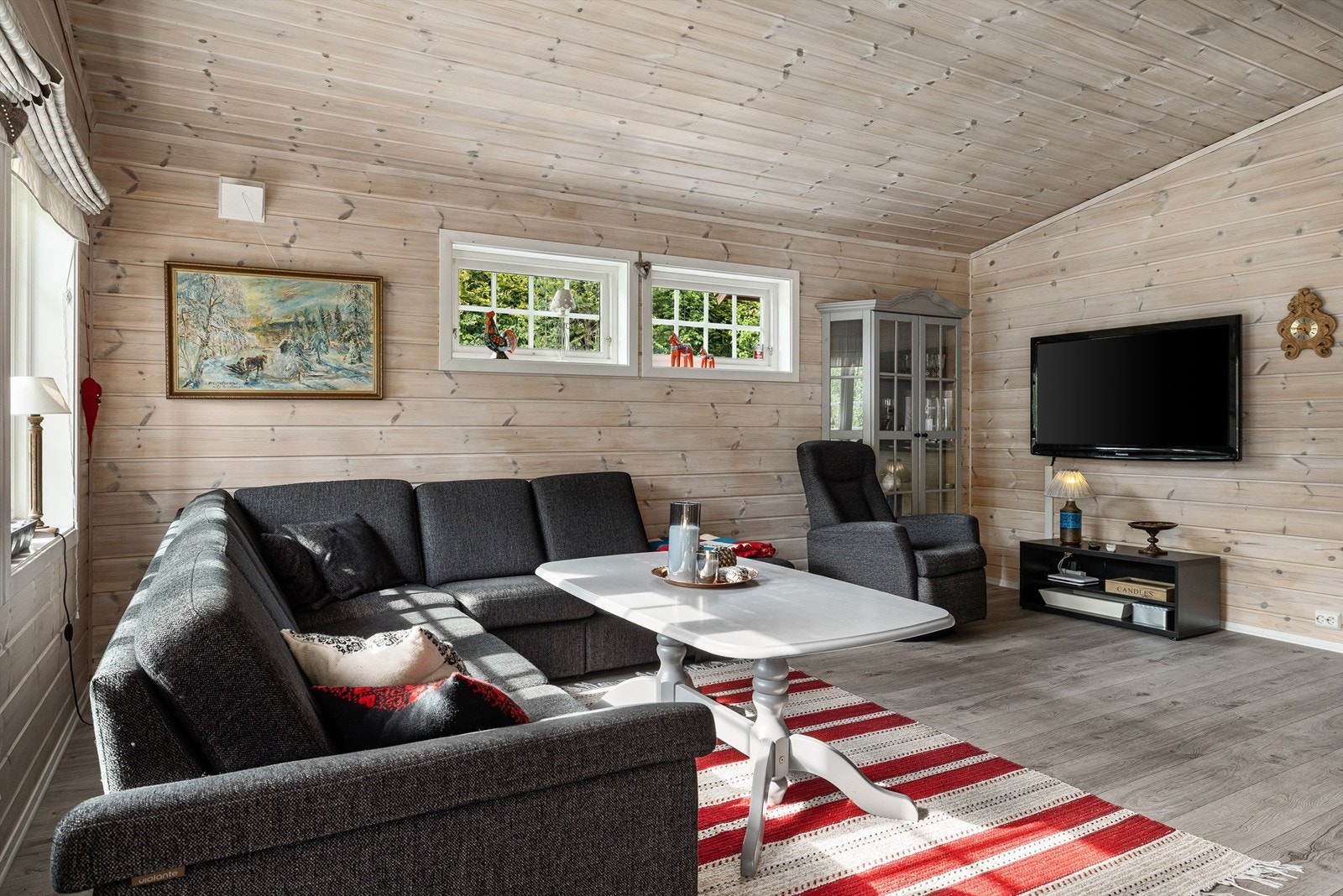 Lys og åpen stue med god plass til større sofa. Galleribilde