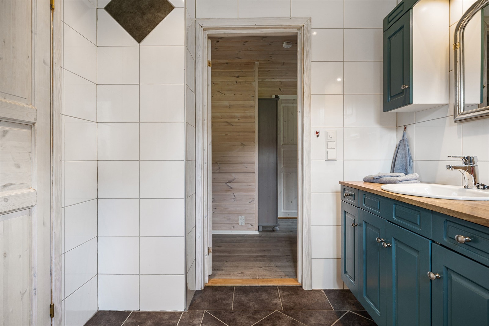 Fra badet er det dør inn til vaskerommet. Galleribilde