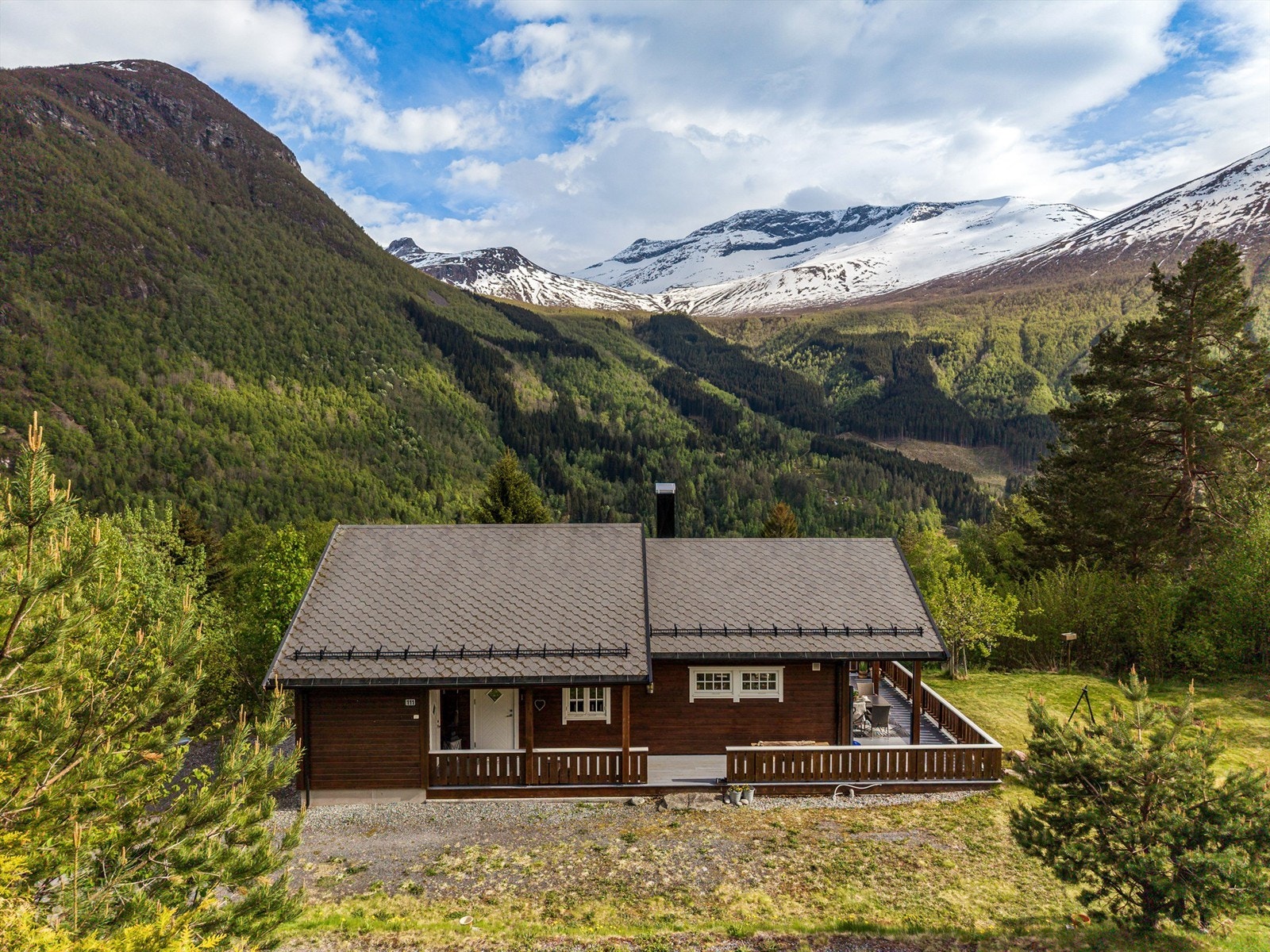 Hytten byr på gode solforhold og praktfull utsikt. Galleribilde