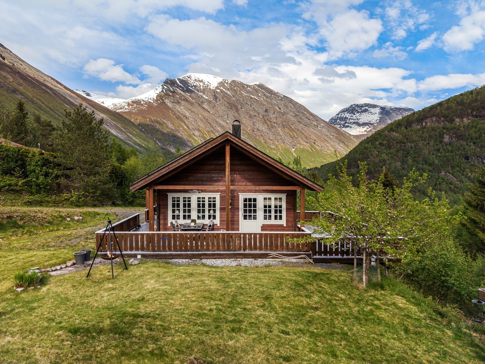 Videre er det svært flott uteområde med hage og rikelig terrasseareal. Galleribilde