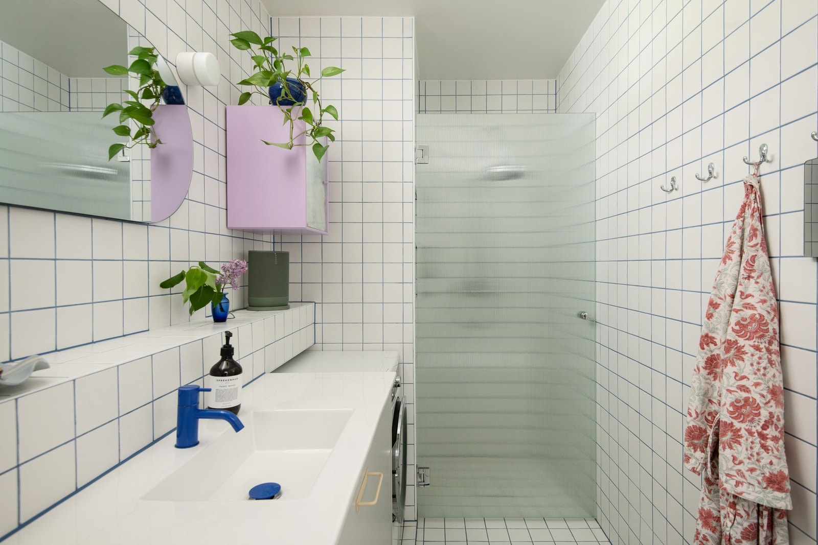 Badet ble totalrenovert i 2023/2024 med material- og fargevalg som gir et særpreget uttrykk. Galleribilde