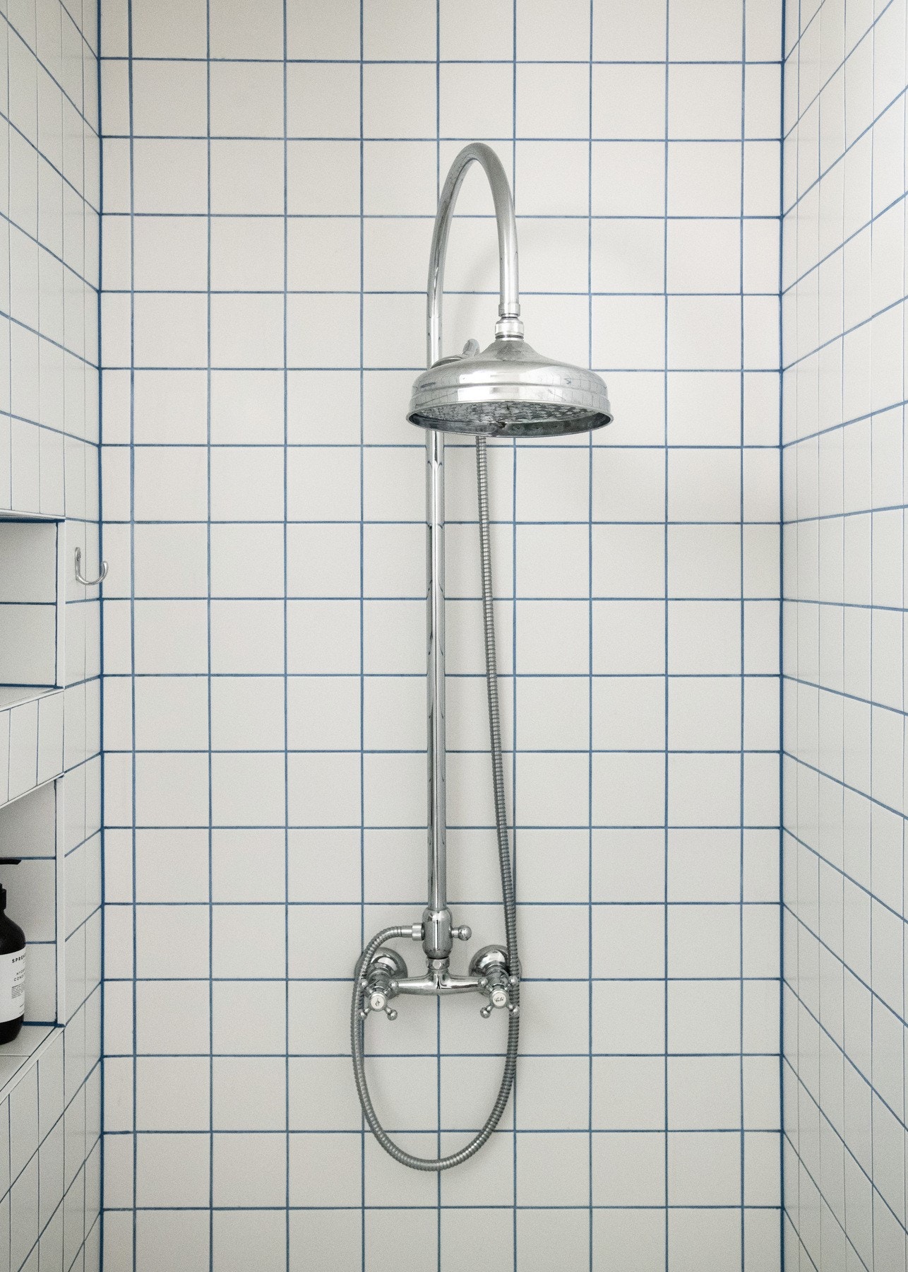 Badet er videre utstyrt med vegghengt toalett, dusjsone med herdet glassdør samt regnfallsdusj. Galleribilde