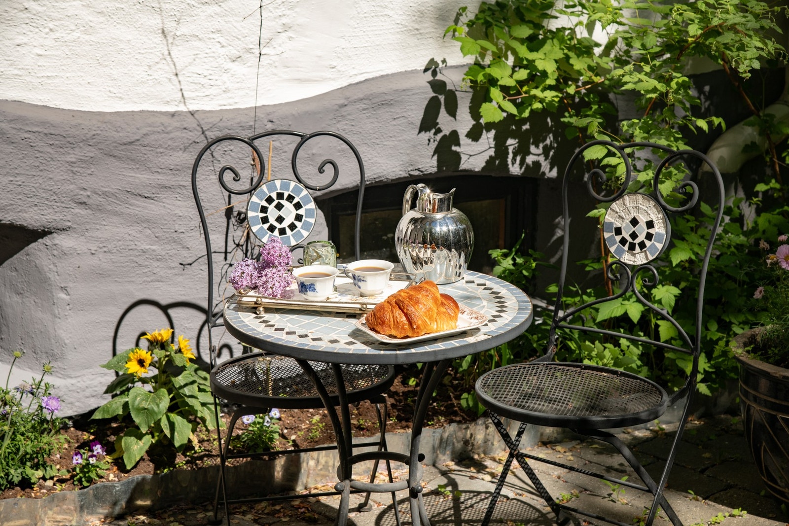 Bakgården er pent opparbeidet med ny pergola og felles grill. Galleribilde
