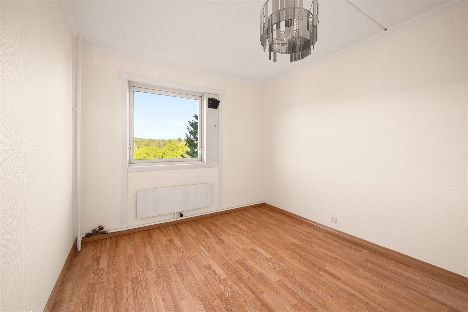 Soverom 2 med plass til dobbeltseng, nattbord og kommode / kontorpult. Galleribilde