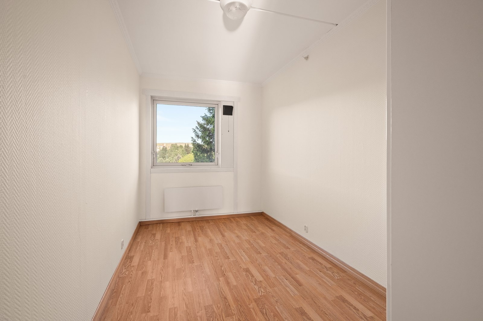 Soverom 1 med plass til dobbeltseng og nattbord. Galleribilde
