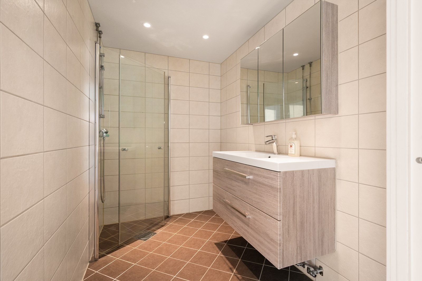 Pent og moderne baderom rehabilitert i regi av borettslaget i 2016. Badet er innredet med servantseksjon med nedfelt servant og skuffer for praktisk oppbevaring, stort speilskap samt opplegg for vaskemaskin. Galleribilde