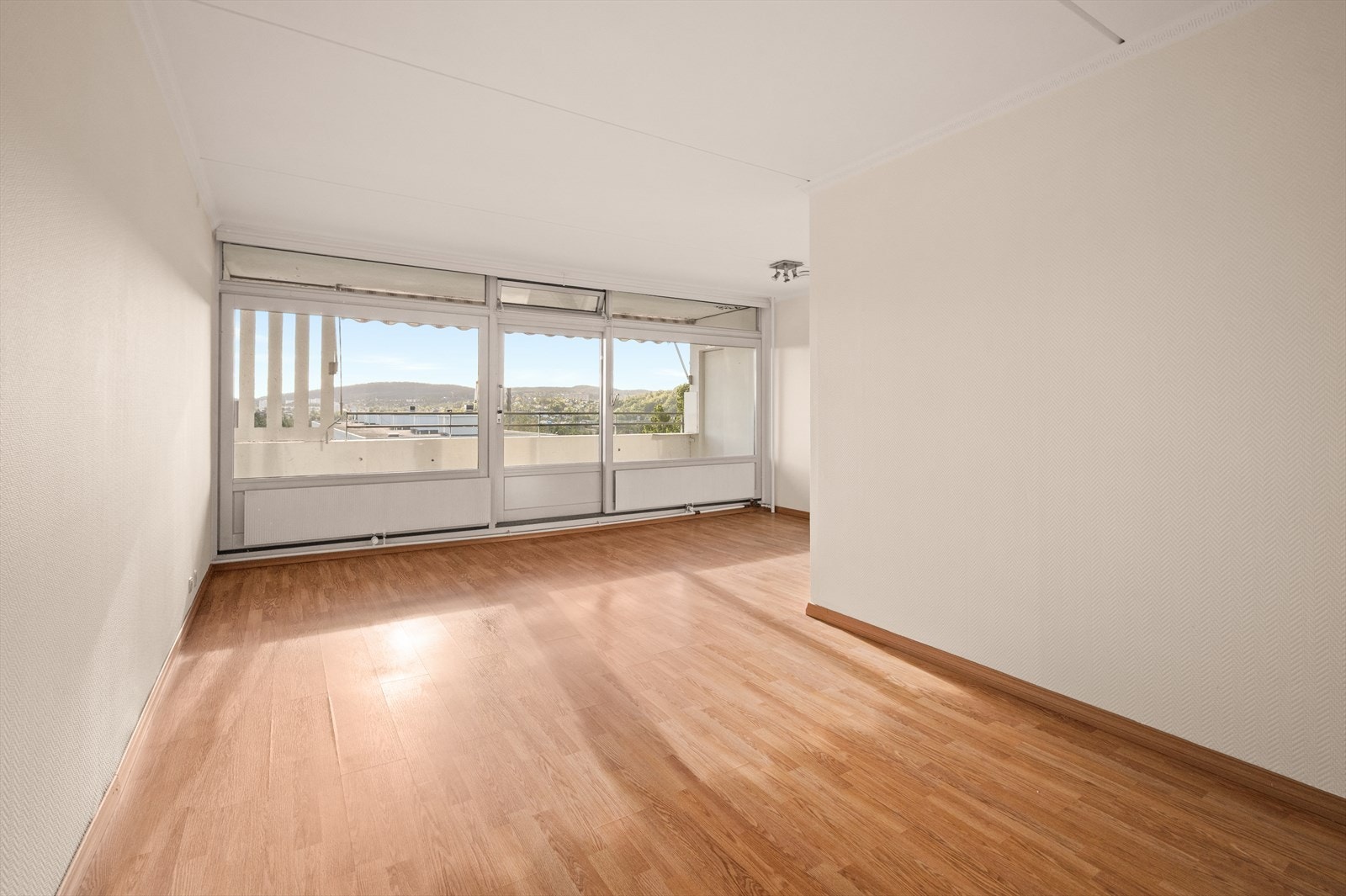 Her er det god plass til en stor sofaseksjon med tilhørende møblement, samtidig som rommet enkelt rommer et større spisebord for hyggelige middager og sosiale sammenkomster. Galleribilde