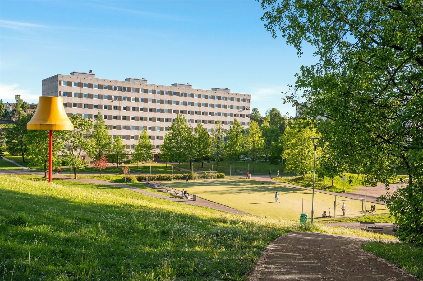 Leiligheten ligger sentralt på Haugenstua i et etablert og familievennlig område, med kort vei til tog, butikker og servicetilbud. Galleribilde