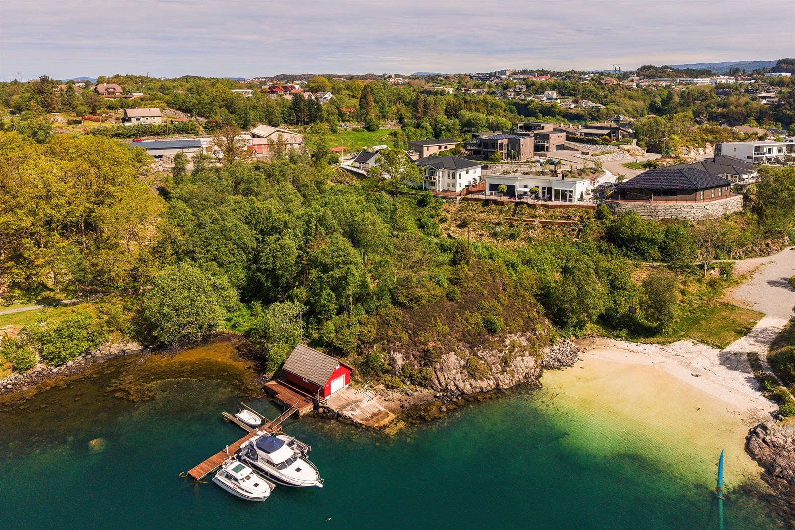 Fra boligen har du kort vei til flere badeplasser som bla Bildøystranden med muligheter for bading, kajakkpadling og båtliv Galleribilde