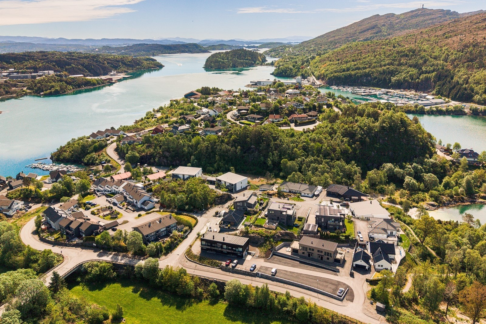 Boligen ligger flott til i et etablert boligområdet på Bildøy. Galleribilde