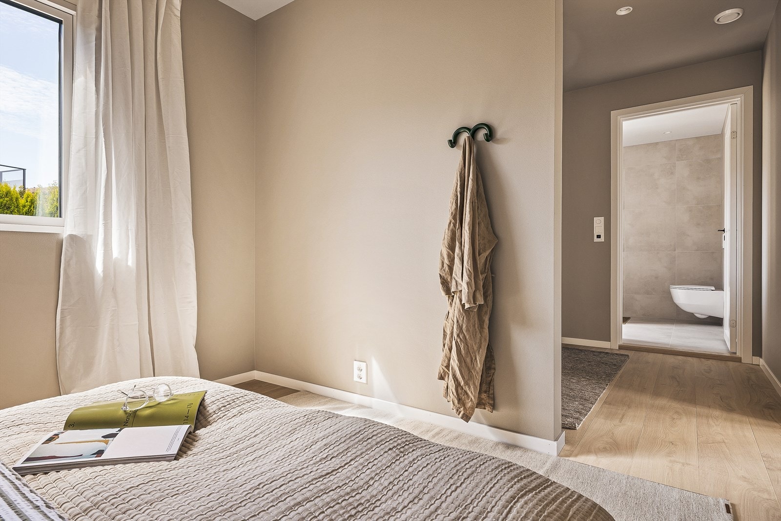 I tilknytning til soverommet finner man et walk in closet og et eget bad. Galleribilde