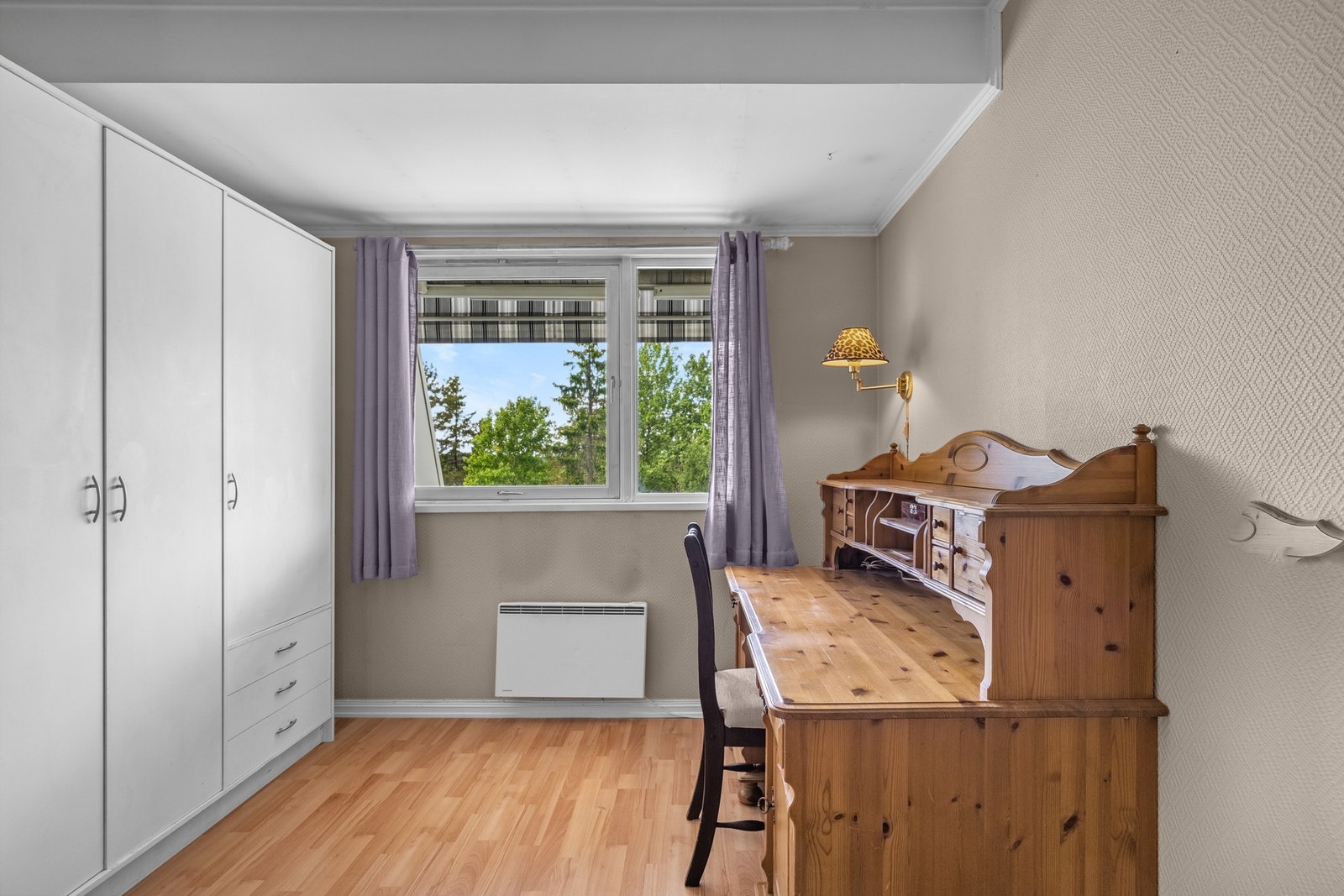 Soverommet har også plass til et skrivebord eller liknende Galleribilde