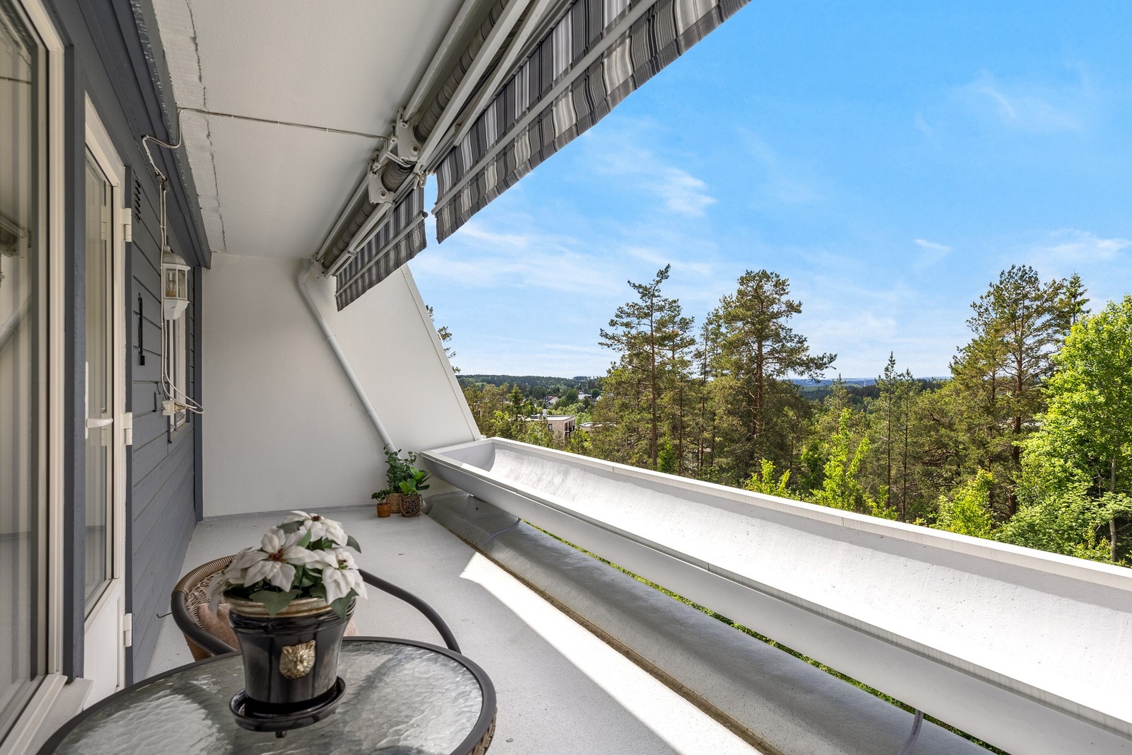 Solrik, nord-/vestvendt terrasse på 14 kvm flott utsikt Galleribilde