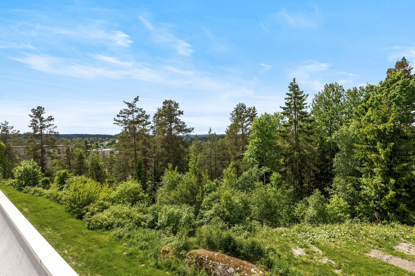 Leiligheten ligger i 1.etasje men vender i sin helhet ut mot skogen og ligger høyt over bakkeplan Galleribilde