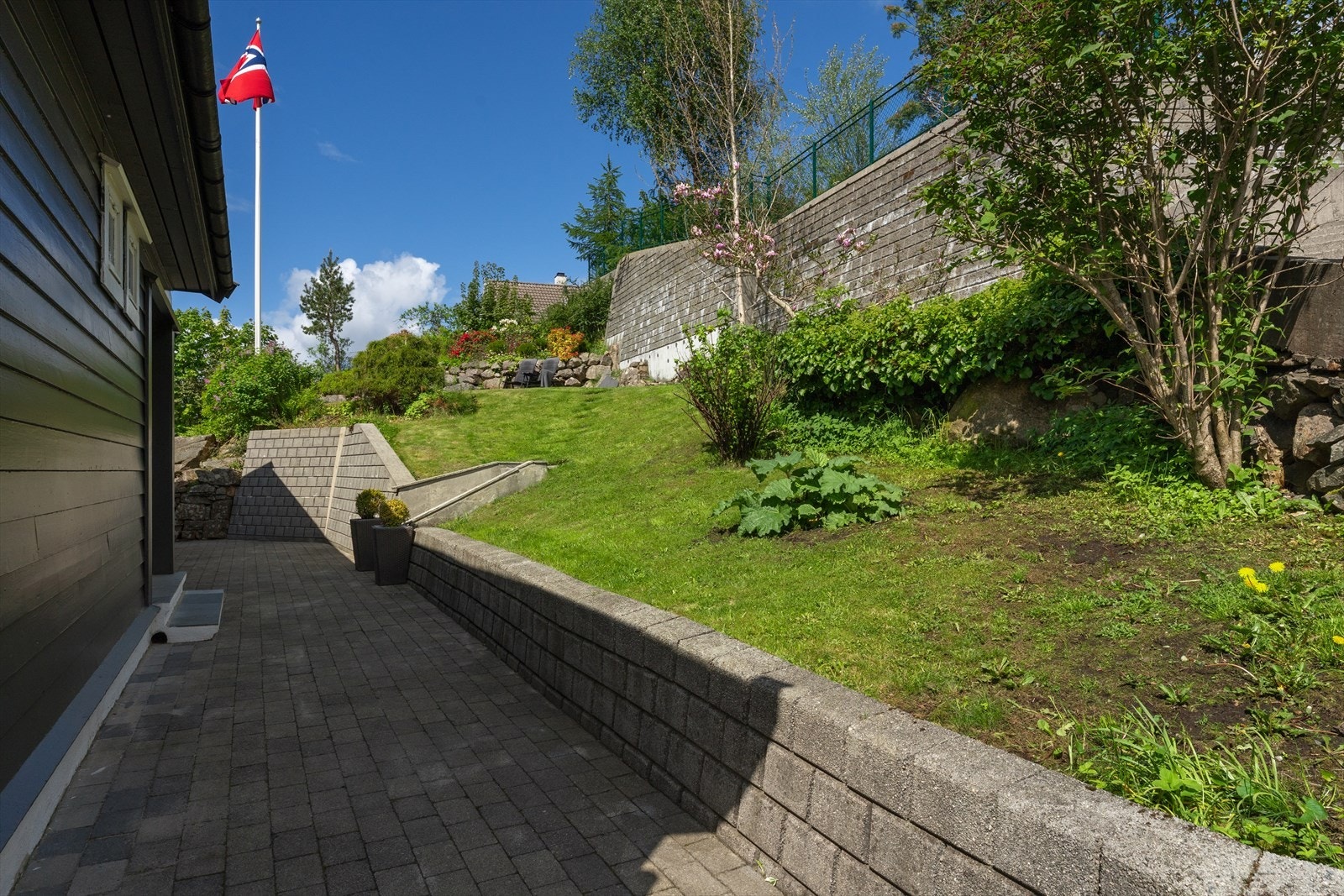 Fin hage med flotte uteområder Galleribilde