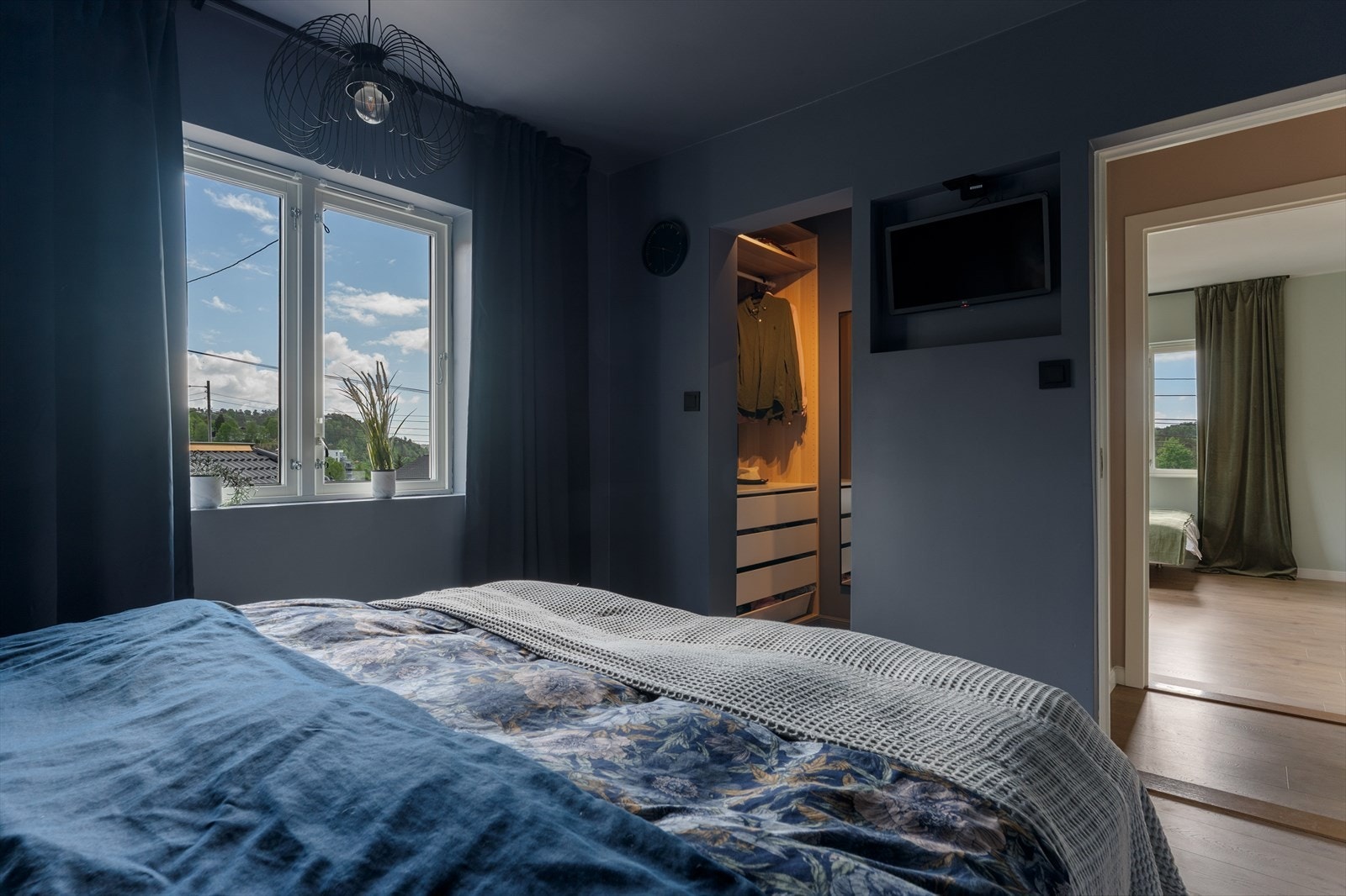 Soverom 1 har egen garderobe Galleribilde