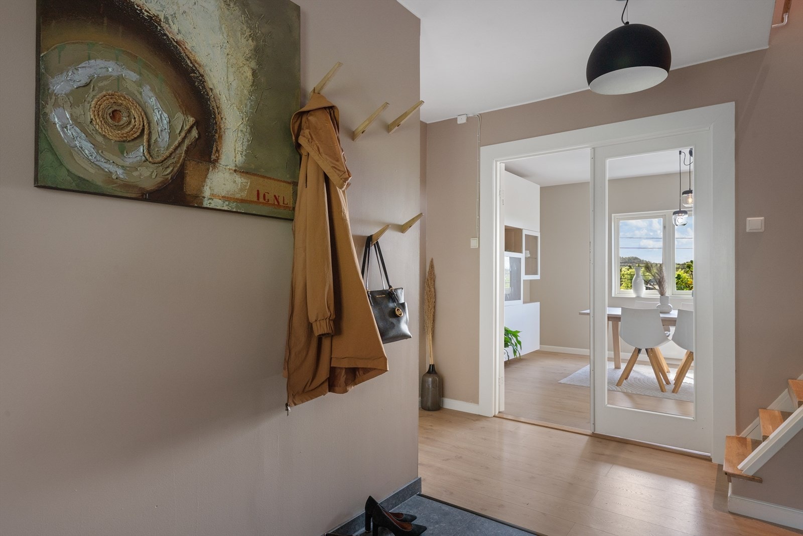 Romslig gang Galleribilde