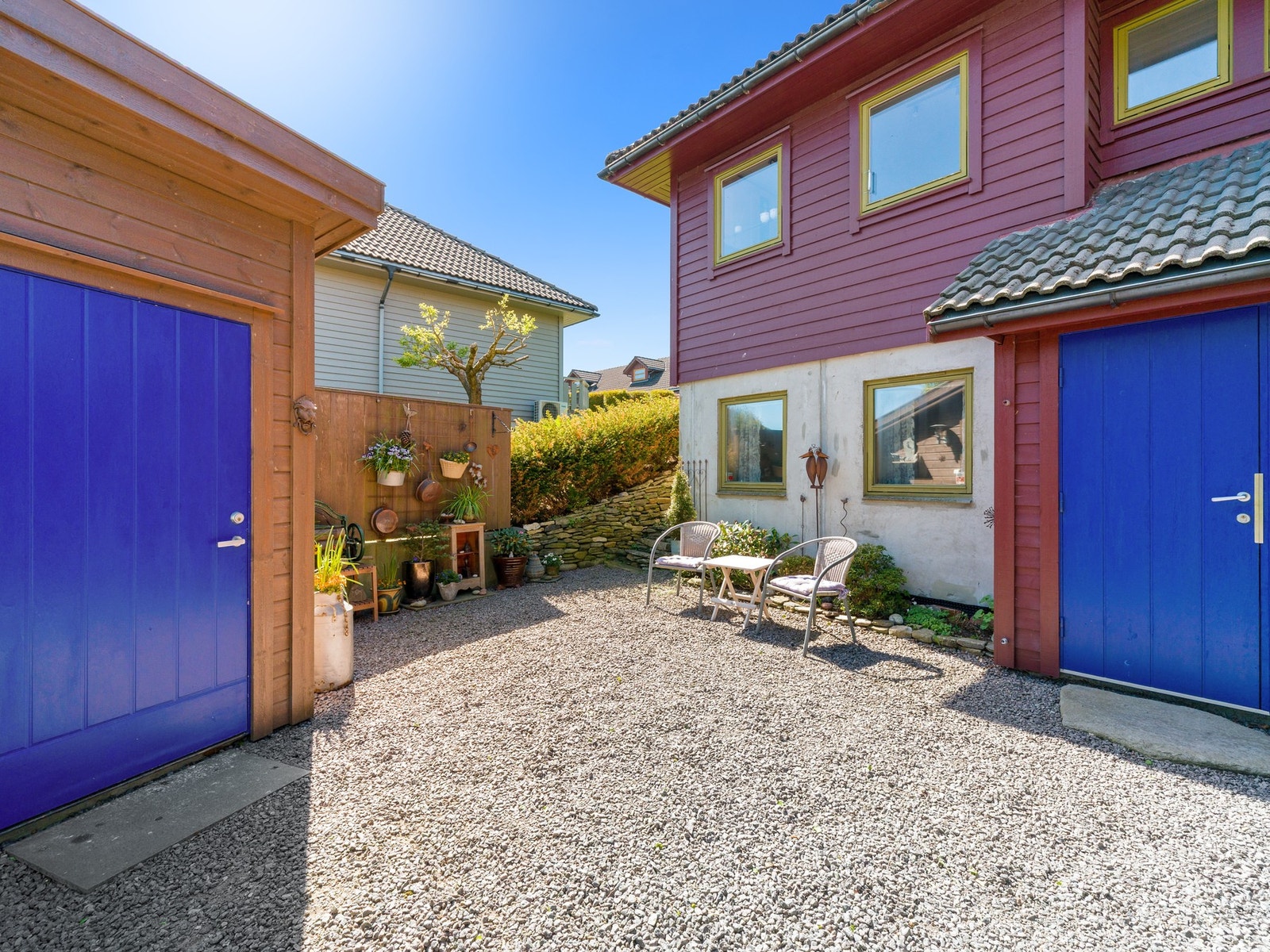 Parkering i carport, samt i eget gårdsrom. Galleribilde