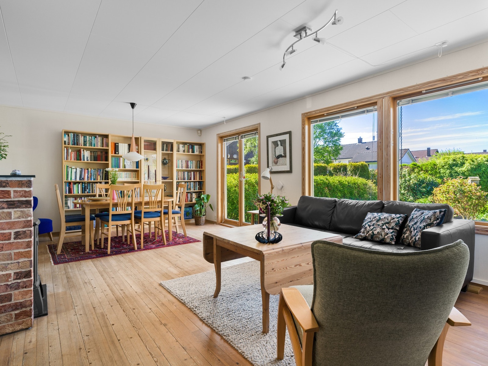 Stuen har en åpen og innbydende atmosfære, hvor store vindusflater slipper inn rikelig med naturlig lys. Galleribilde