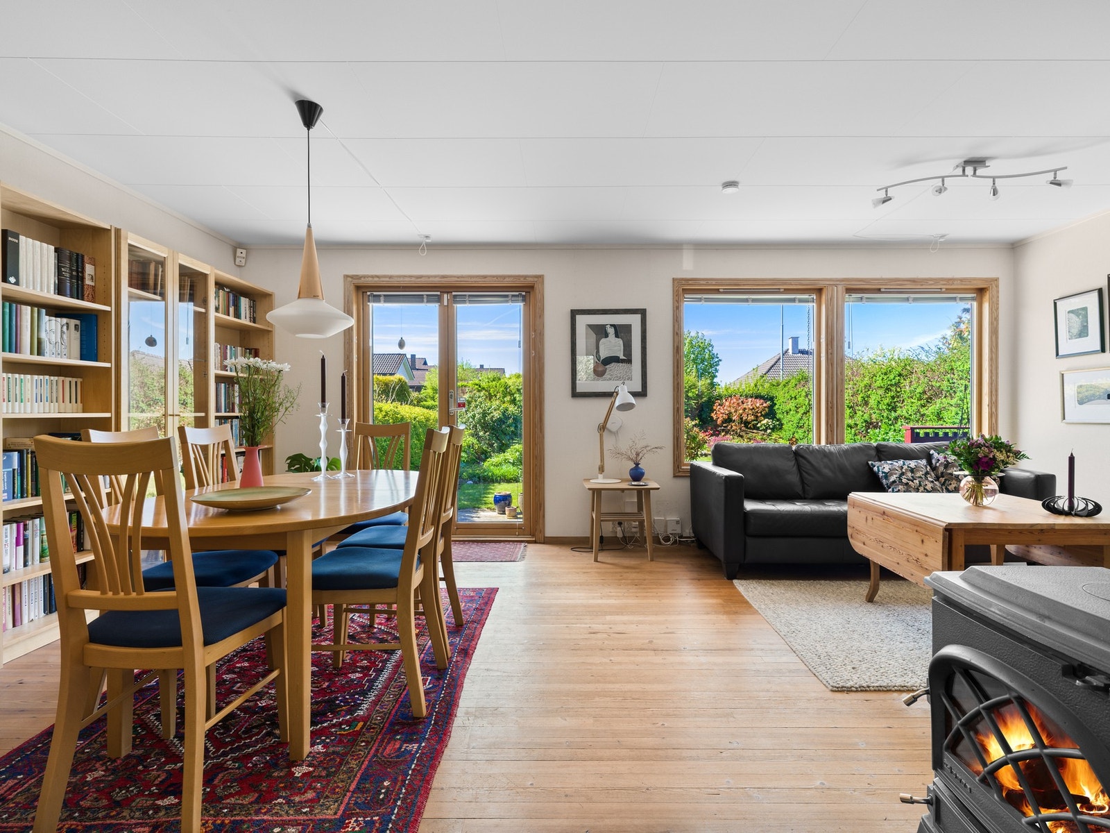 Fra stuen er det utgang til boligens uteområde. Galleribilde