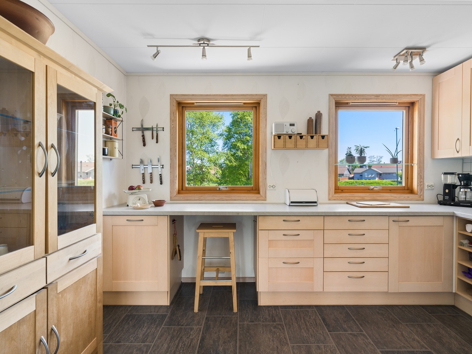 Den åpne løsningen mot spiseområdet skaper en sosial atmosfære, perfekt for både hverdagslige måltider og gjestemiddager. Galleribilde