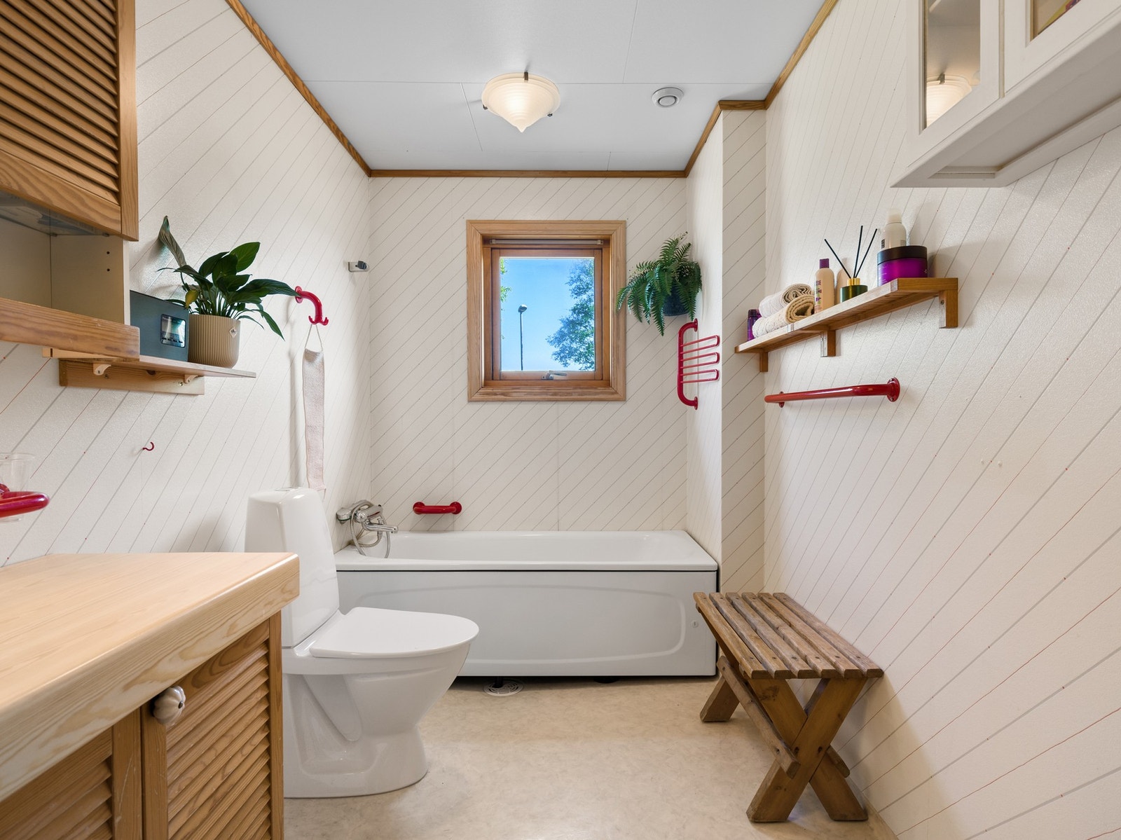Av våtrom har boligen to bad, samt et separat vaskerom. Galleribilde