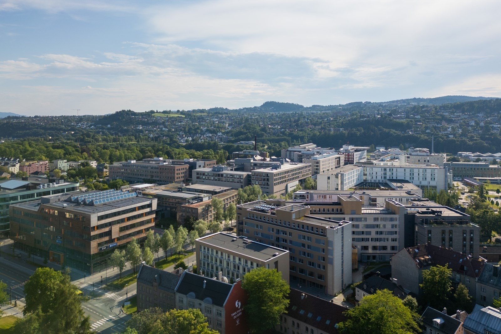 Fra eiendommen er det umiddelbar nærhet til St. Olavs hospital, samt kort vei til Lerkendal, Sintef og Teknobyen. Galleribilde