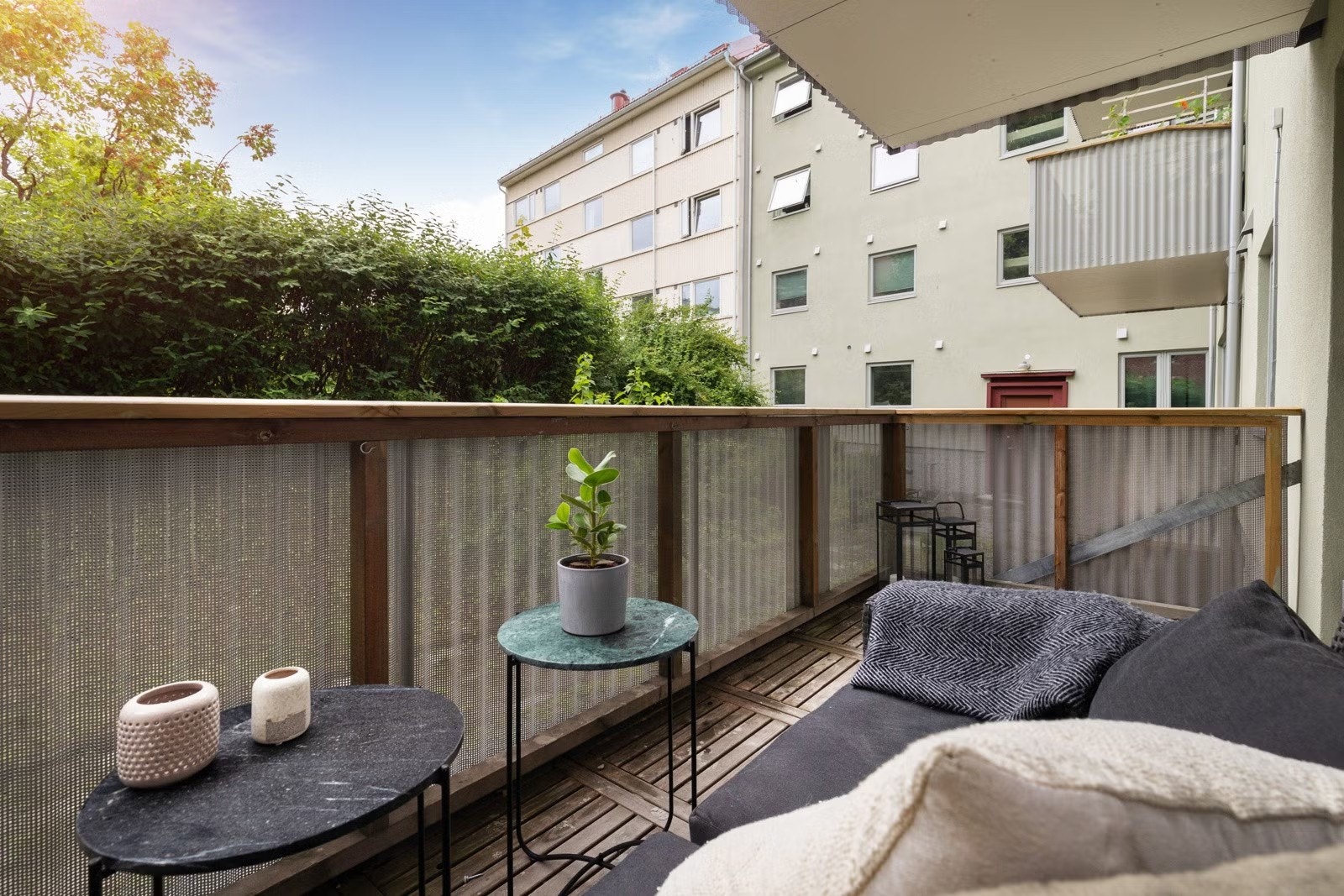 Balkongen vender mot syd og har et hyggelig utsyn over de grønne fellesarealene til aksjelaget. Galleribilde