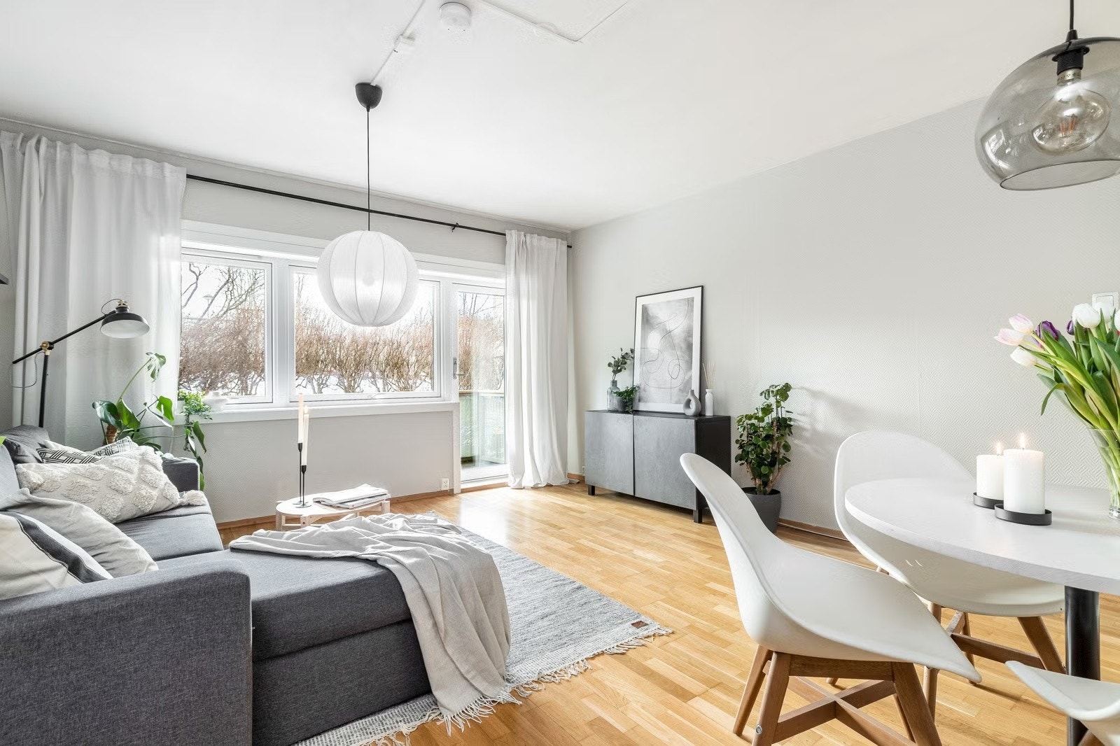 Stuen er malt i en fin beige tone. Galleribilde