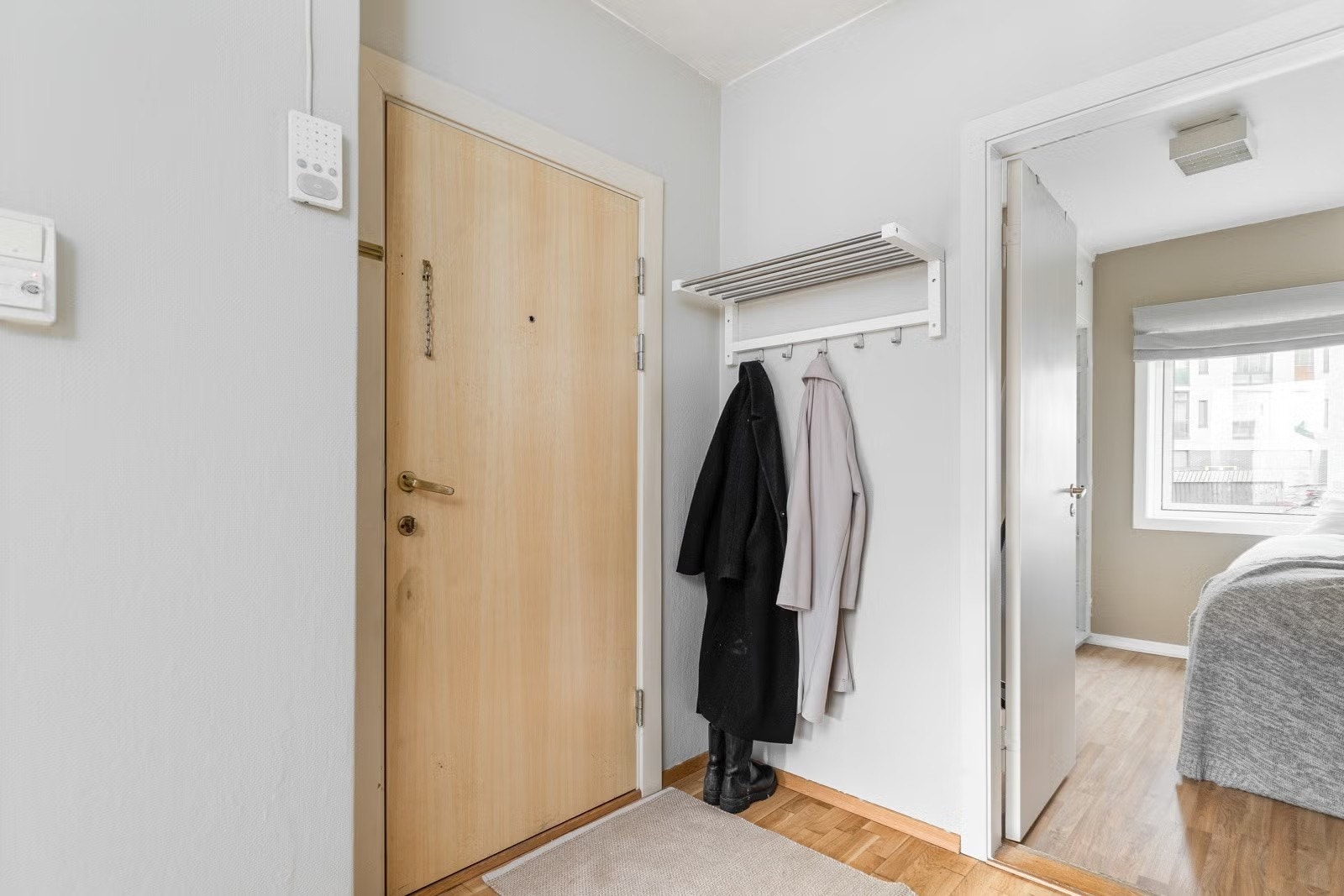 Man kommer inn i en romslig entré med løsning for oppbevaring av yttertøy og sko. Galleribilde