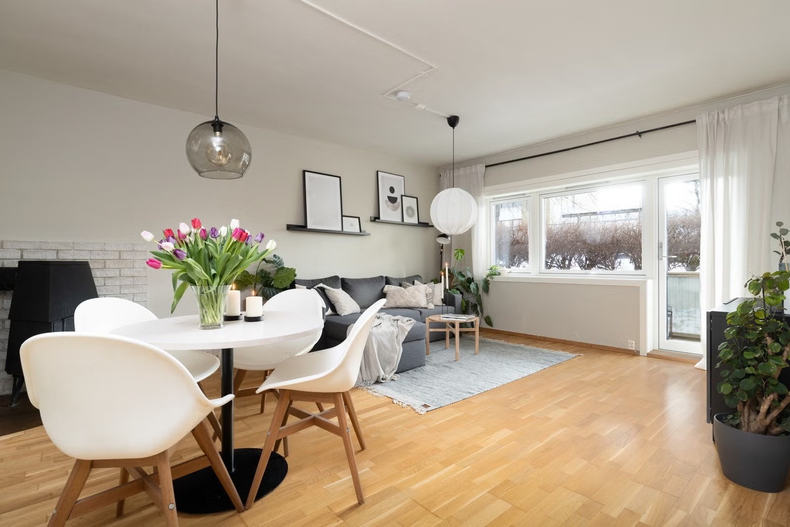Stuen har god plass til en sofa og øvrig møblement. Galleribilde