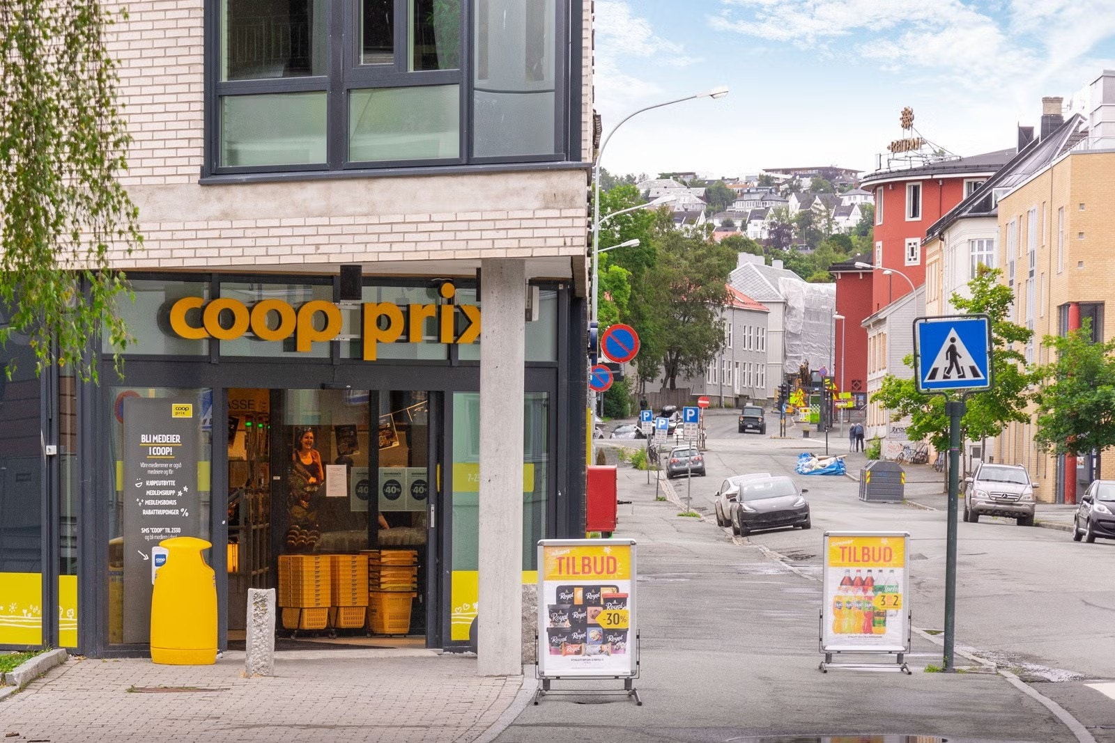 Rett over veien ligger nærmeste butikk Coop Prix, i tillegg er det Bunpris Gourmet, Rema 1000 og Extra innen kort gangavstand. Galleribilde