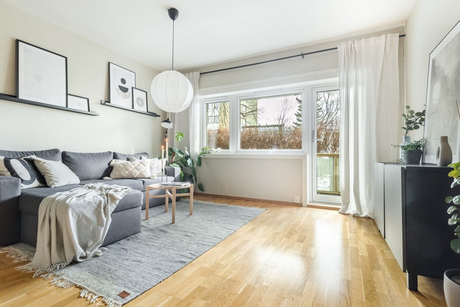 Fra entréen kommer man inn i en romslig og lys stue med god takhøyde og store vindusflater. Galleribilde