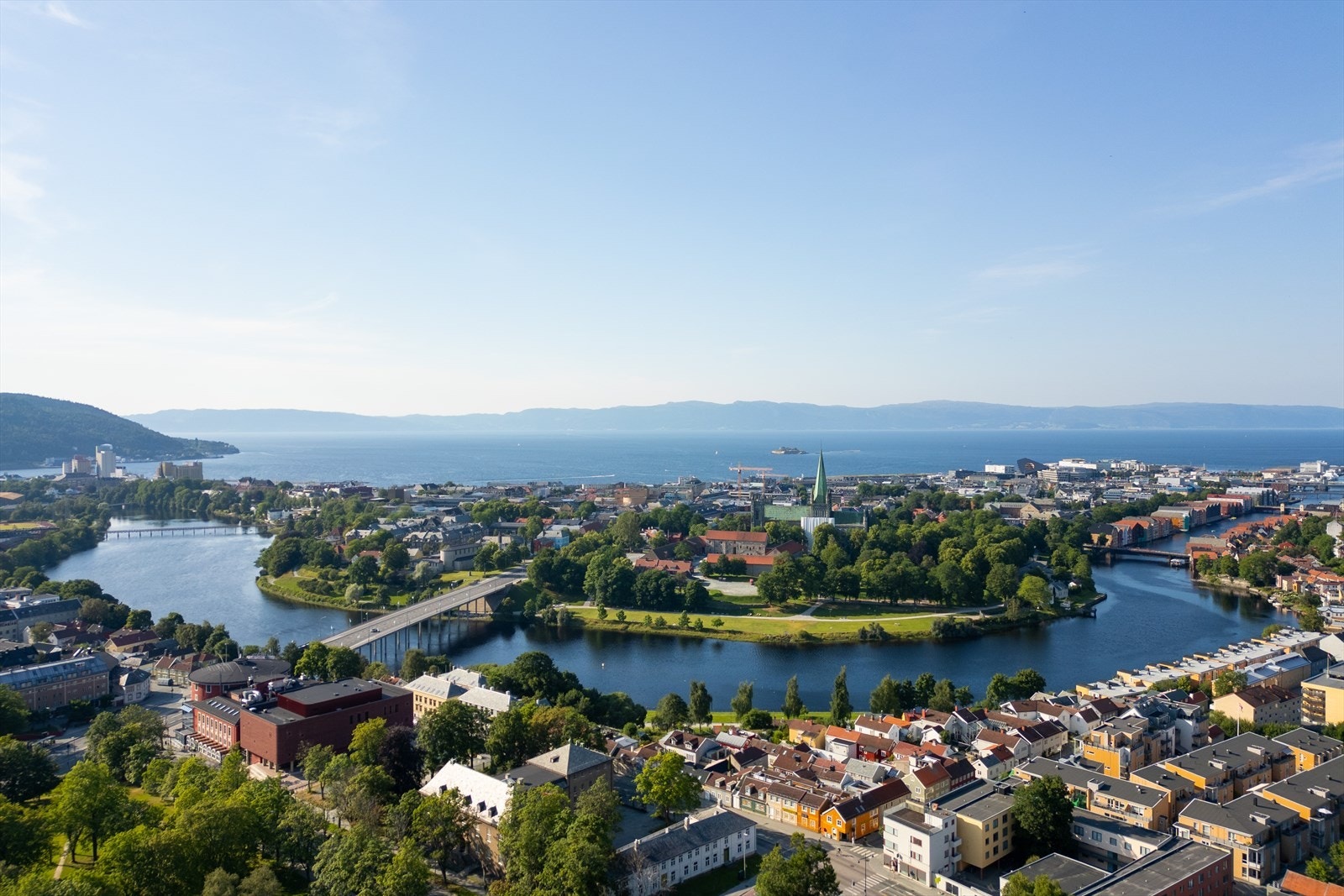 Leiligheten har en god og sentral beliggenhet i et av byens mest attraktive boområder, med den idylliske turstien langs Nidelven like nedenfor. Galleribilde