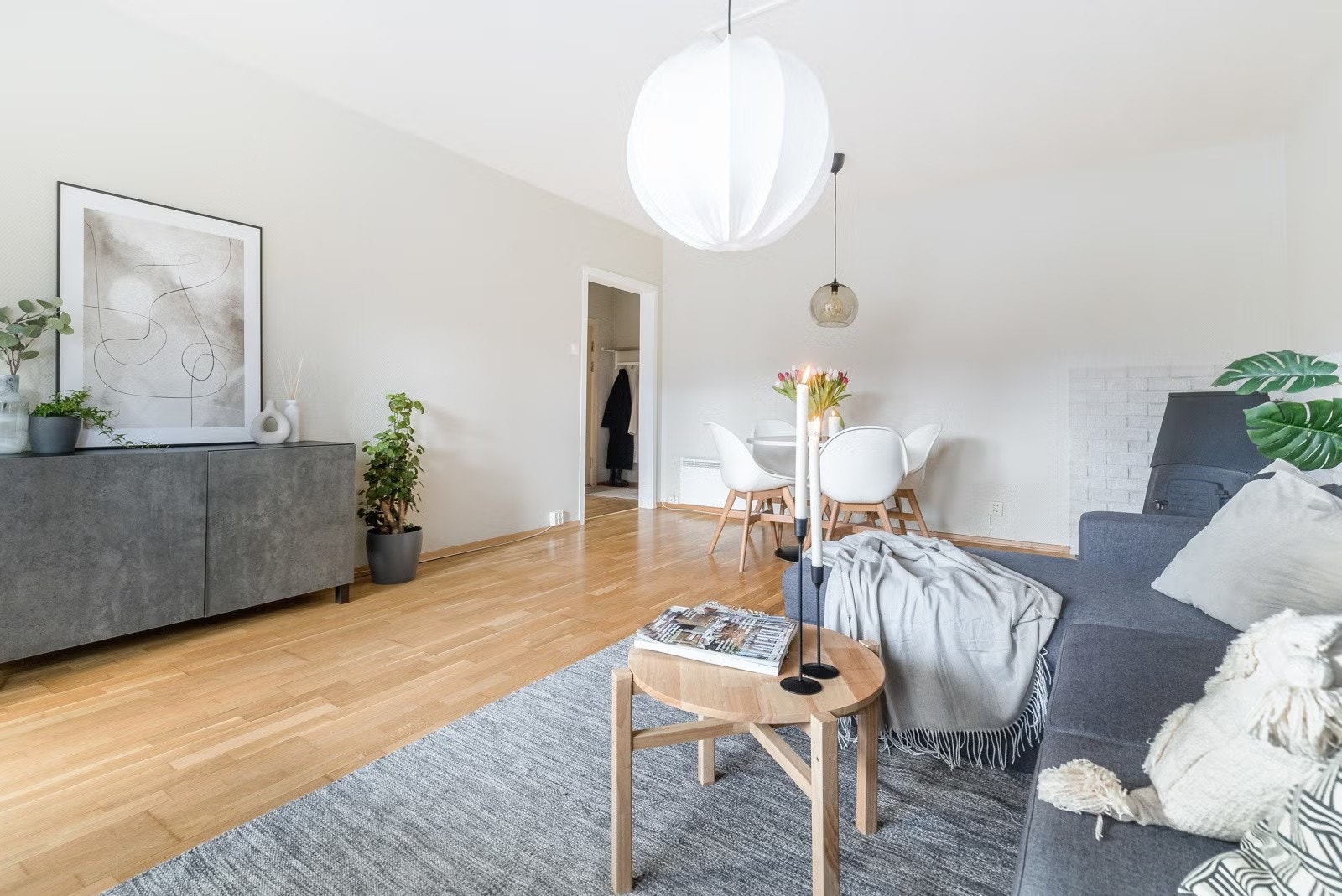 Romslig stue med flere møbleringsmuligheter. Galleribilde