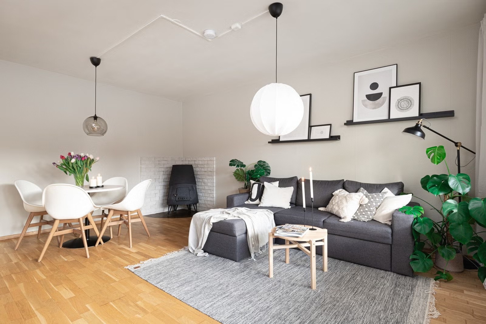 Stuen har vedovn som avgir god varme. Galleribilde